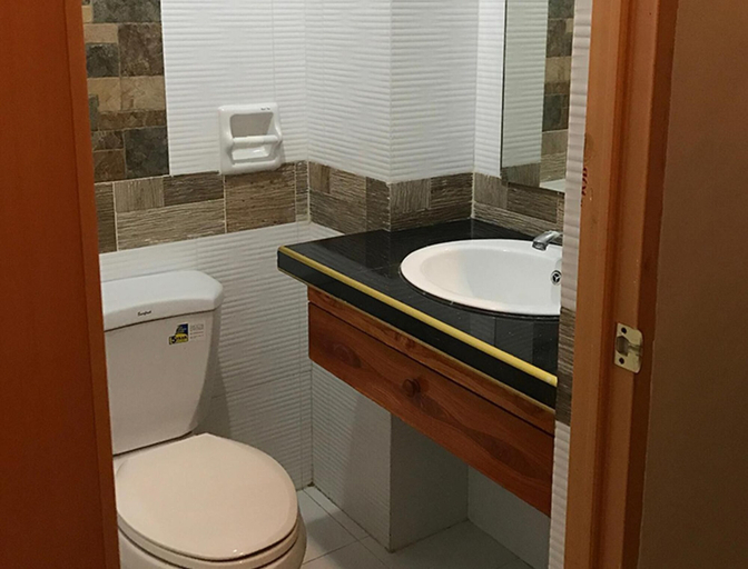 Bathroom 3, Aberisse Pension Hotel, Dumaguete City