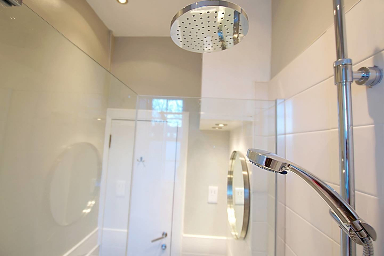 Bathroom 2, JOIVY City Centre Chic for two Next to Calton Hill, Edinburgh