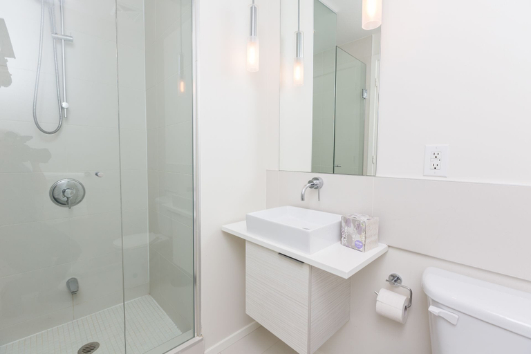 Bathroom 2, Applewood Suites - 2 BDRM King & Spadina, Toronto