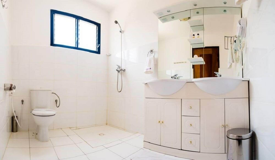 Bathroom 4, Lovencie Lodge, Boeny