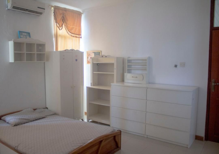 Bedroom 3, Sara's place, Tema