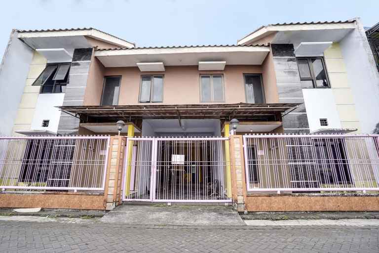 Exterior & Views 1, OYO Life 91626 Rr Kost Putri Syariah, Lumajang