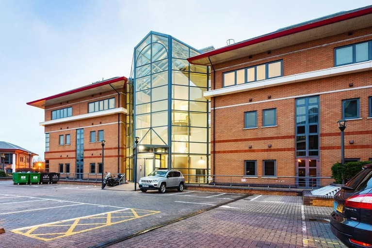 Exterior & Views, Deluxe Heathrow Apartments & Parking, London