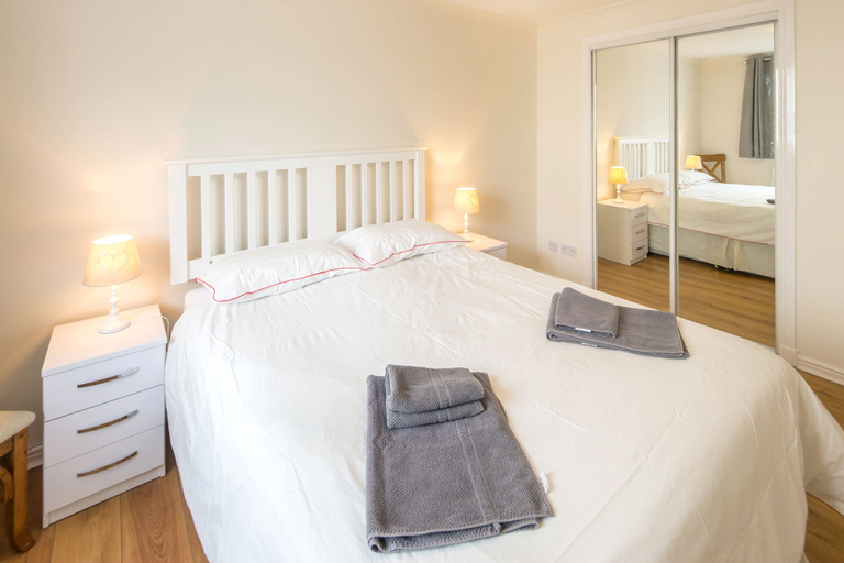 Bedroom 3, Stunning Shore Apartment with Balcony, Edinburgh