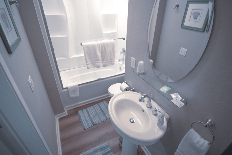 Bathroom 4, Tucker Peak Lodge, San Diego