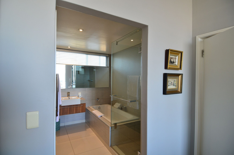 Bathroom 4, 214 Harbour Bridge, City of Cape Town