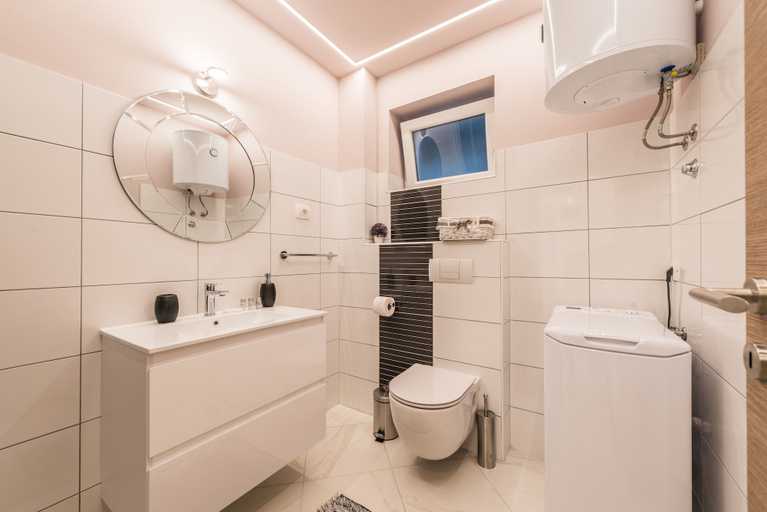 Bathroom 4, Good Life, Preko