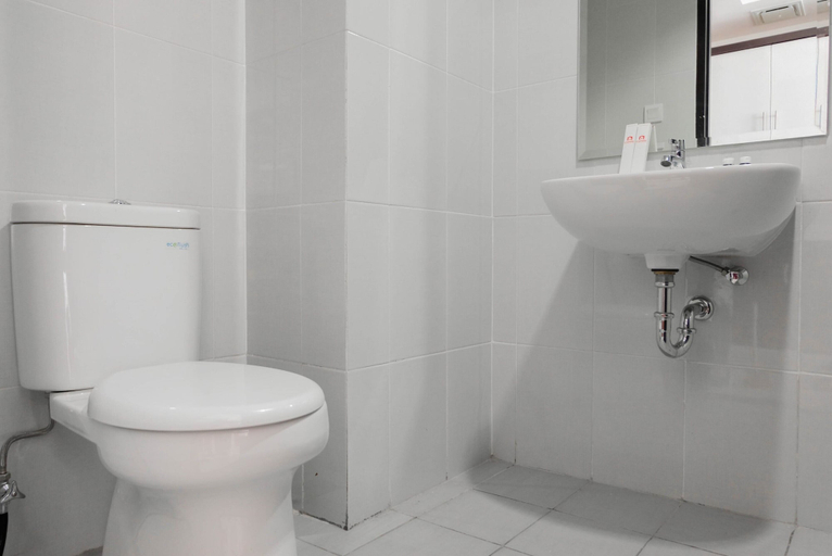 Bathroom 2, Good Compact Studio Casa de Parco Apartment, Tangerang