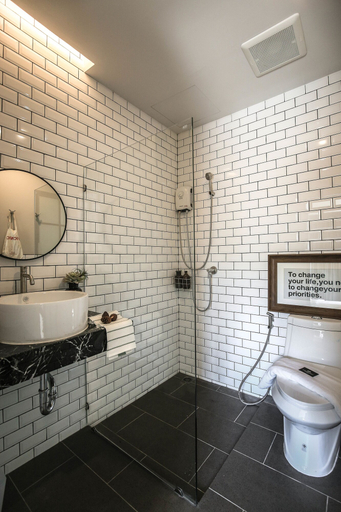 Bathroom 3, Sugar Ohana Poshtel, Phuket Island