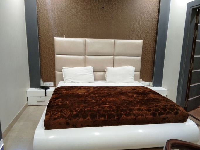 Bedroom 3, Hotel R P, Agra