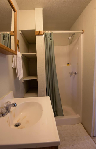 Bathroom 5, River View Garden Resort, Sonoma