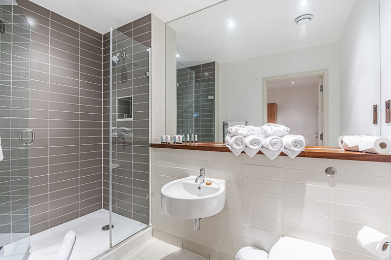 Bathroom 3, Splendid 3 Bedroom Apartment Kings Cross, London