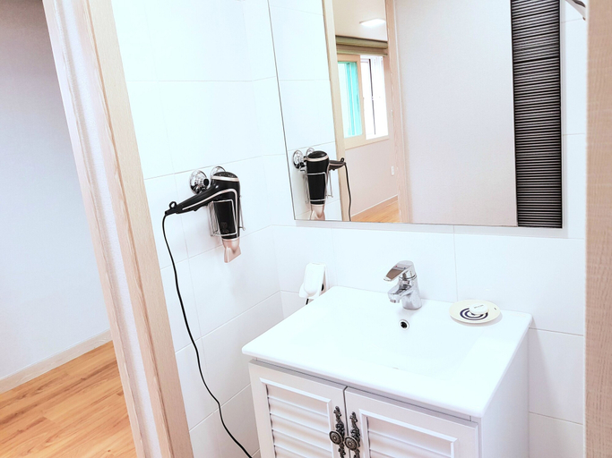 Bathroom 3, Jangsugot Pension, Jeju