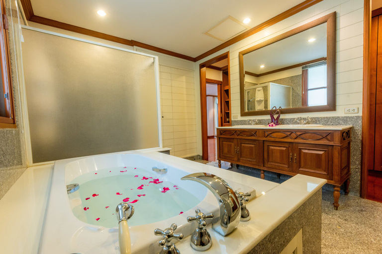 Bathroom 3, Royal River Park, Dusit