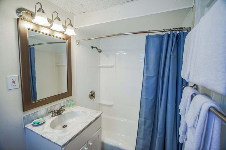 Bathroom, Island Manor Resort by VRHost, Washington