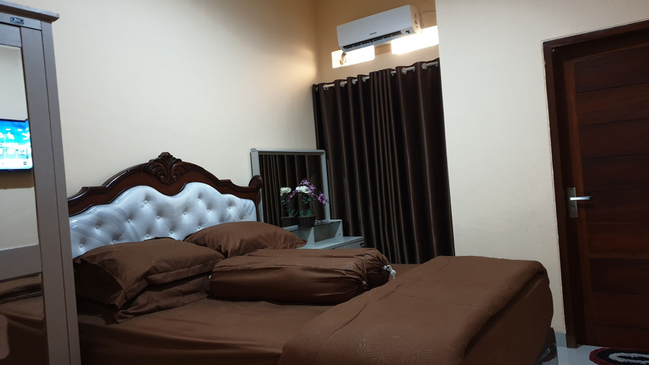 Bedroom, Guest House Puri 3 Bedroom AC, Lombok