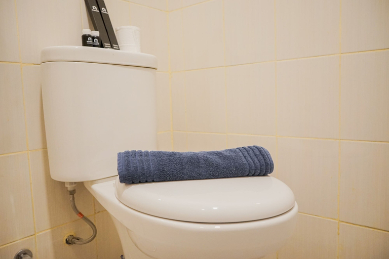 Bathroom 3, Relaxing and Tidy Studio Apartment at Ayodhya Residences, Tangerang
