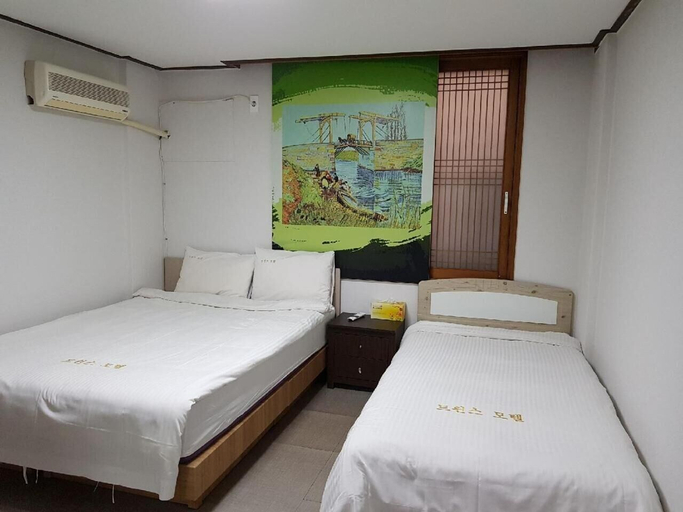 Bedroom 3, Twins Hotel, Jeju