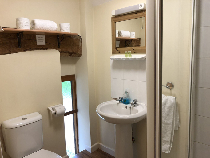 Bathroom 5, Bridge Farm Holiday Cottages, Worcestershire