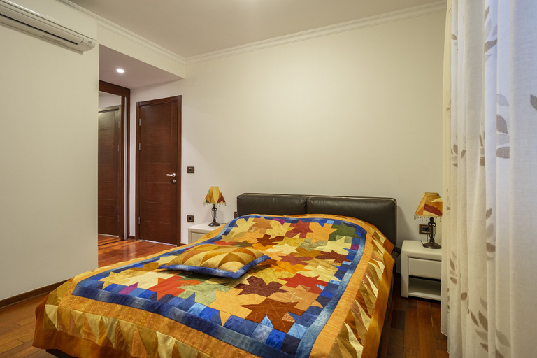 Bedroom 2, Lost in paradise