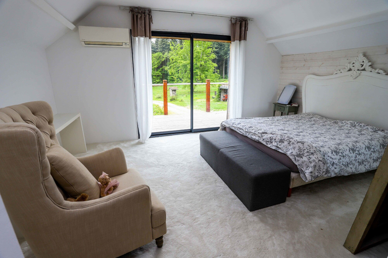 Bedroom 4, Domaine du Dessiert, Nièvre