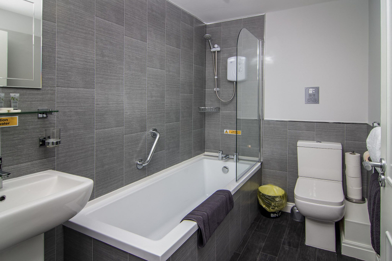 Bathroom, 2 Bedrooms Sleeps 6 Near Top Blackpool Attractions, Blackpool