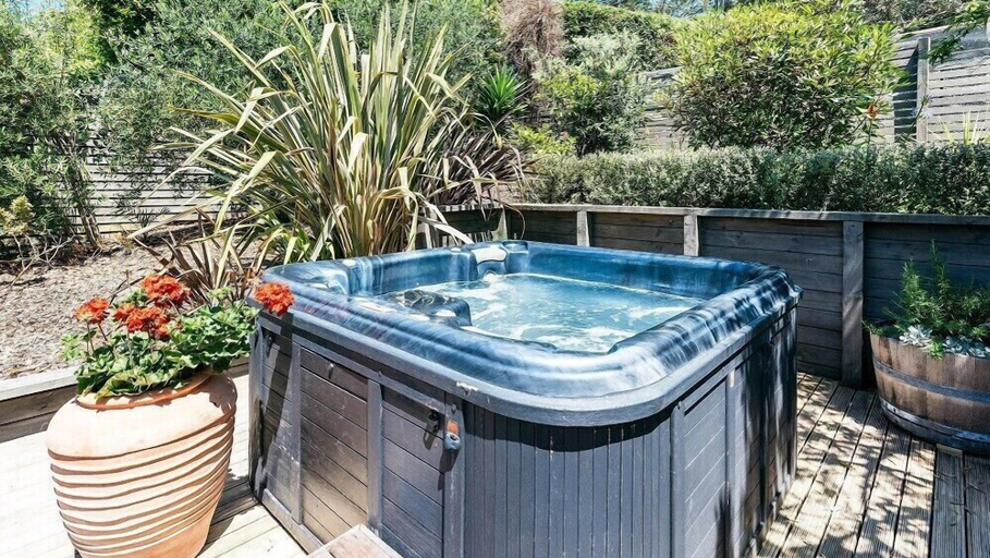 Sport & Beauty 4, The Vintage Cottage, Auckland