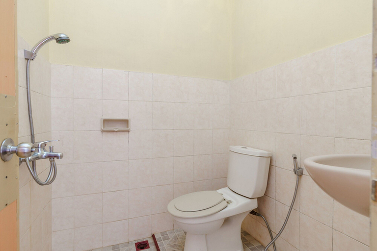 Bathroom 3, RedDoorz @ Parapat, Simalungun