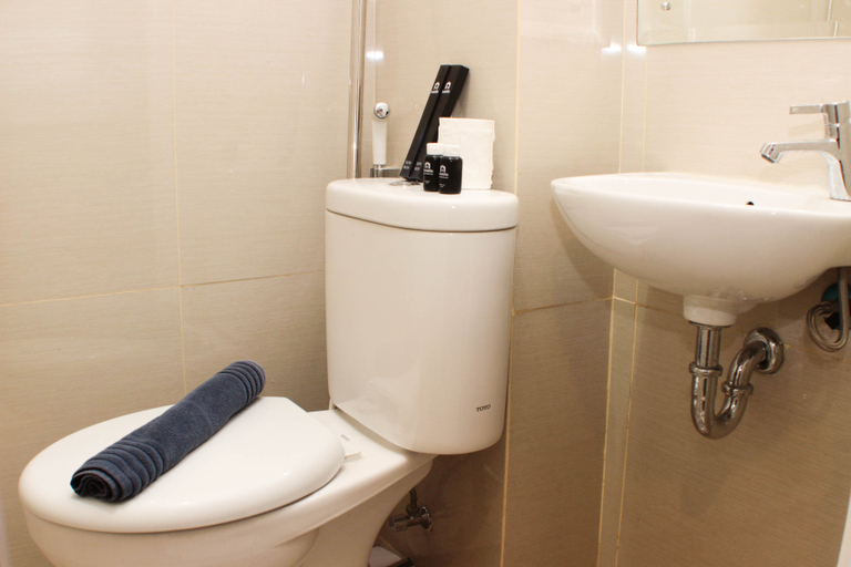Bathroom 2, Elegant and Strategic Loft Studio Apple 1 Condovilla Apartment By Travelio, Jakarta Selatan