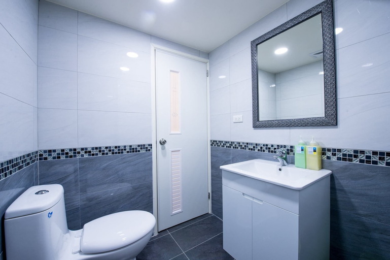 Bathroom 4, FengJia Pandola, Taichung