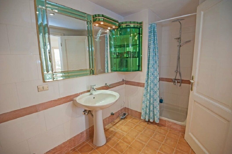 Bathroom 3, Chic 4-Bedroom White Villa for Rent in El Gouna Egypt, Al-Ghurdaqah 2