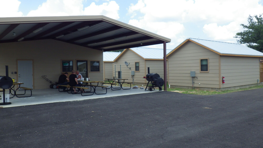 Exterior & Views 2, Brush Country Lodge, Atascosa