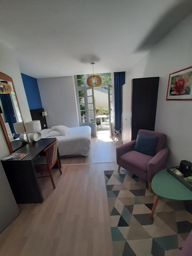 Bedroom 5, Hotel Regina, Doubs