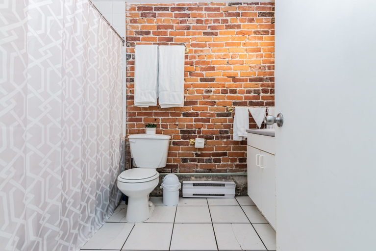 Bathroom, Old Port Montreal Business Apartments, Montréal