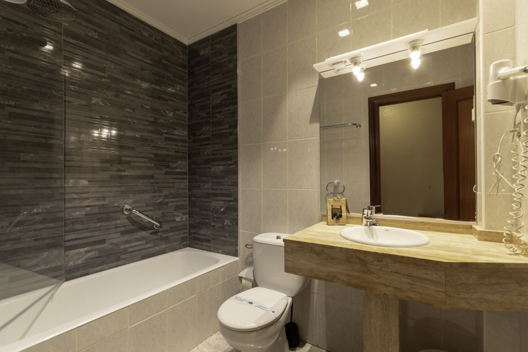 Bathroom 5, Hotel Gala, Cantabria