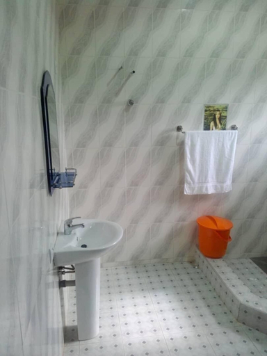 Bathroom 3, Nyaboa Hotel, Bosomtwe-Kwanwoma