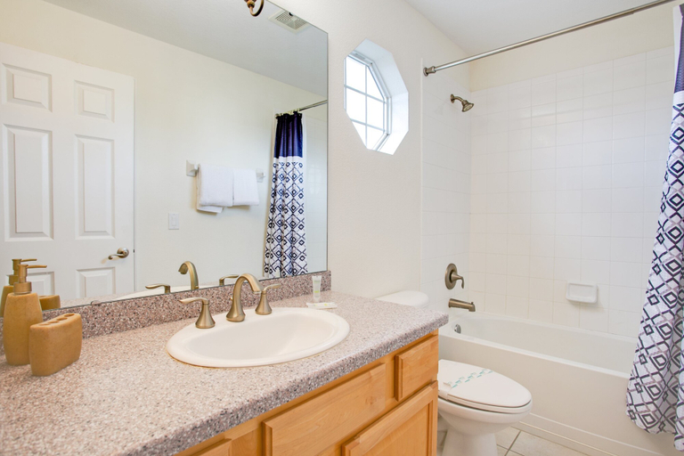 Bathroom 3, 2131victoria, Polk