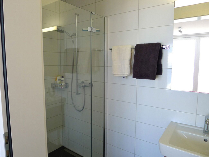 Bathroom 4, Bella Vista, Goms