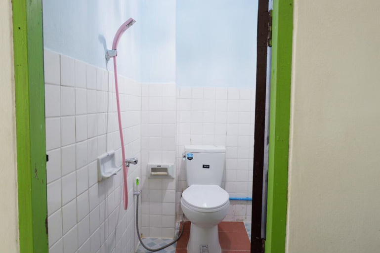 Bathroom 5, Chokchai Hotel, Sai Yok