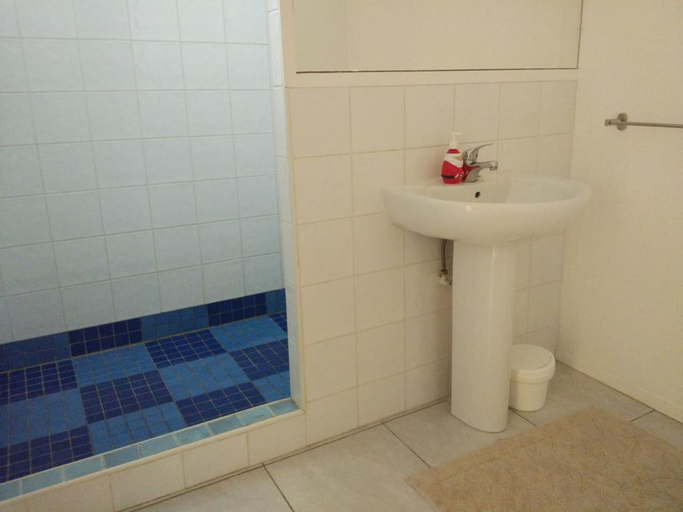 Bathroom, Raro Beach Bach, Rorotonga