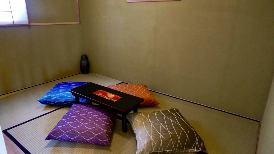Bedroom 2, Uta Yomi Dori, Kyoto