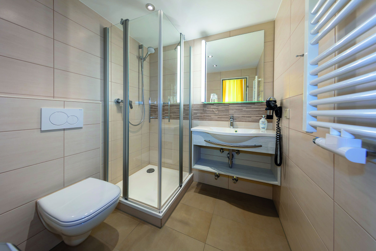 Bathroom 5, Hotel Grüner Sand, Lippe