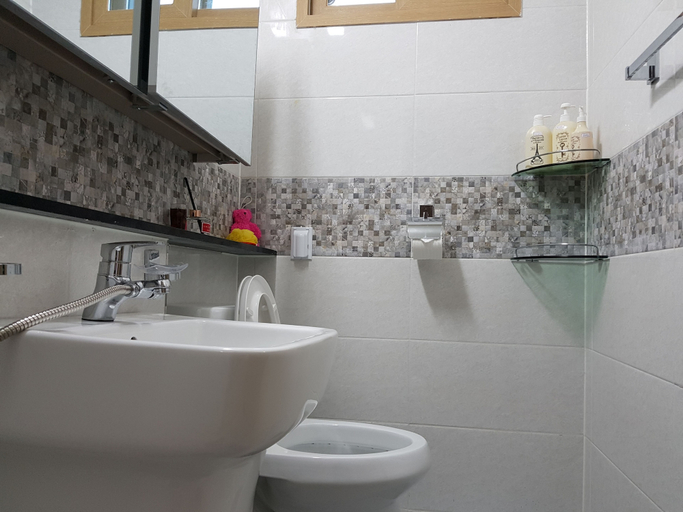 Bathroom 3, Buzz Guest House - Hostel, Jung
