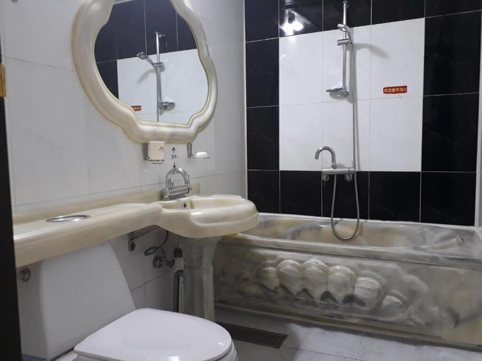 Bathroom 4, Diamond Motel, Sacheon