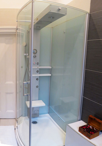 Bathroom 3, Inverleith Estate, Edinburgh