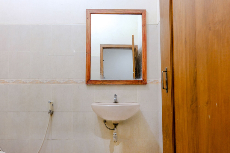 Bathroom 5, Hotel O otel Graha Prima, Pacitan