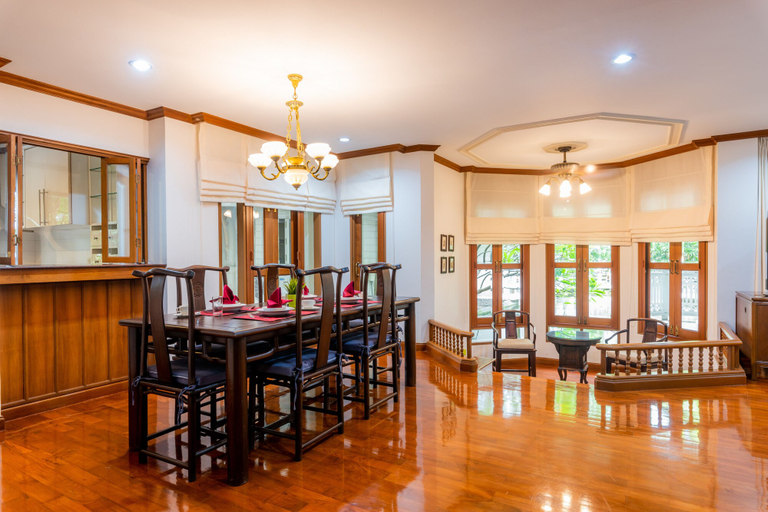 Food & Drinks 4, Royal River Park, Dusit