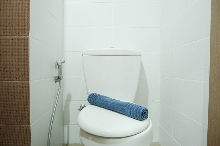 Bathroom 5, Cozy and Elegant Puri Orchard Studio Apartment By Travelio, Jakarta Barat