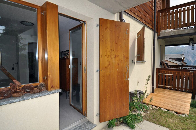 Exterior 5, Camelot 1, Raron