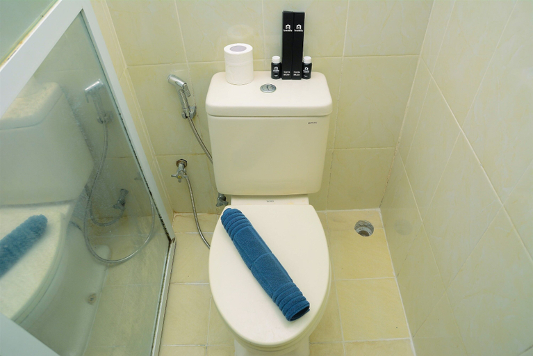 Bathroom 2, Chic and Cozy Studio Apartment at Menteng Square, Jakarta Pusat
